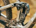 The X2 damper in the performance version is used at the rear. Although it "only" offers a low-speed adjustment for compression and rebound, it stands out from the shock absorbers of the other test bikes with its rich air volume and high-quality workmanship.