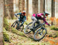 Our trusted test area: the Oberammergau bike park. Jumps, roots, high speed - the trails on the Kolbensattel offer everything you need to put enduro bikes to the test. In the picture, tester Laurin mills through the Wurzelsepp with Dimi in tow.