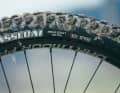 Warum nur am Hinterrad ein Maxxis in 3C-Mischung spezifiziert ist, wirft Fragen auf. Wir hätten uns auch vorne eine weichere Gummischung gewünscht.