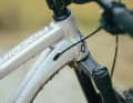 You could almost organise a rattling concert with the cable routing: They are not properly fixed to the frame and rattle happily while riding.