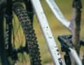 The slender aluminium frame is just as fragile as it looks - anyone with a system weight of more than 110 kilos is too heavy for the bike.