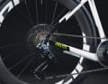 Nur am Top-Modell gibt's die schicken Zipp XPLR S Carbon-Laufräder. Geschaltet wird mit der kabellosen Sram Force AXS mit Sram GX T-Type-Schaltwerk.