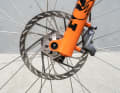 More braking power, please! While the predecessor was still compatible with 180 mm discs, the new FOX 36 now requires at least 200 millimetres.
