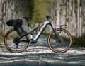 Thok nimmt also ein modernes E-All-Mountain als Ausgangspunkt und ergänzt es um ein solides Gepäckträgersystem. Der Preis liegt 260 Euro über dem Basis-Modell mit identischer Spezifikation, aber ohne Bikepacking-Ausstattung.