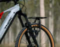 Vorn kommen der Aeroe Spider Front Rack und Pannier Receiver (Gepäckträger-Aufsatz) zum Einsatz.