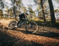 Mondrakers Forward-Geometrie mit langen Reach Werten und flachem Lenkwinkel zählt bis heute zu den progressiven und vielfach adaptierten Ansätzen im E MTB Segment.