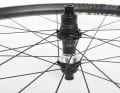 Die XRC 1200 Laufräder kommen mit 180er Nabe, in denen sich Keramik-Hybrid-Lager drehen.