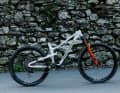 The test bike isn’t exactly the same as the production model. Particularly when it comes to the tyres and wheels. Price: a whopping 7,500 euros. Ouch.