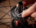 Once the special threaded ring has been installed, the degree of freedom can also be varied on the move without tools: Simply remove the freehub body, place the toothed disc in the desired position in the threaded ring, put the freehub body and cassette back on - done.