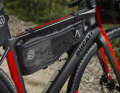 Das E-Gravelbike wird mit drei Bikepacking-Taschen geliefert.