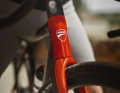 The cables run inside the frame, which makes a tidy impression.