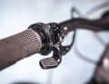 The Fazua Ring Control, with which the support levels are shifted, is of little value. A weak point of the Ride 60 drive. Top: A short boost with 450 watts of motor power is activated by pressing upwards for a long time.  In normal riding mode, a maximum of 350 watts is available.