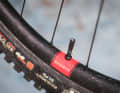 The spare wheels with aluminium rims make a high-quality and robust impression. Santa Cruz also offers a lifetime guarantee on the rims. However, the 370 hubs from DT Swiss in the GX-Build are a cheaper option.