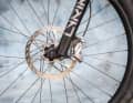 The 200 mm brake discs come from Sram's HS2 series. The thicker round discs have more material and therefore better heat resistance.