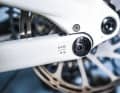 The Levo SL is a quick-change artist and therefore extremely versatile. In addition to the option of a 29er rear wheel (flip chip in the picture), the steering angle can also be adjusted by +/- one degree using the supplied bearing shells.