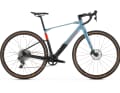 Le Dusty RR est également équipé d'une fourche rigide Steatlh Air Carbon, d'une transmission SRAM RIVAL ETAP 1x12, de roues Mavic Allroad Disc, de pneus Maxxis Rambler EXO 40 mm et de composants OnOff.