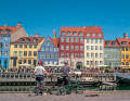 In Nyhavn laden zahllose Cafés und Restaurants auf der Hafenpromenade zum Verweilen ein.