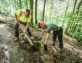 Die meisten haben Spaß an der Arbeit im Wald, aber das Werkzeug kostet Geld.