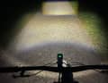 Strahlkraft: Die Knog hat drei Leucht-Modi. Maximal 700 Lumen. Damit sind Trailfahrten locker möglich. Hier im Sparmodus.