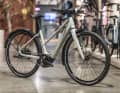 Das Cube Editor Hybrid SLX 400X FE gibt's, wie hier im Bild, mit tiefgezogenem Oberrohr oder mit klassischem Diamantrahmen.