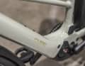 The smaller 400-capacity battery is permanently fitted inside the down tube. This brings the e-bike’s weight to a good 19.4 kilos – fully kitted out.