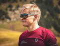 Evil Eye Pathline Air Pro: Outdoor-Sportbrille mit verbesserter Belüftung. Mit zwei Filter-Technologien verfügbar. LST-Filter (kontrastverstärkend): 249 Euro. Vario-Filter (selbsttönend): 329 Euro.