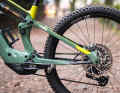 Not yet seen on an e-mountainbike: a 150-millimetre rear triangle with flexing chainstays instead of a Horst link.