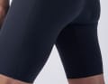Plus qu'un simple drapeau dans le vent : la petite étiquette indique qu'un rembourrage de haute qualité d'Elastic Interface est installé ici.