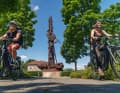 In Riesa kann man die 25 Meter hohe Eisenskulptur "Elbquelle" bestaunen. Die eigentliche Quelle der Elbe ist im tschechischen Riesengebirge. Von dort  verläuft der Elberadweg rund 1.300 Kilometer bis zur Mündung in die Nordsee.