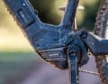 Shimano EP8: Unter den klassischen E-MTB-Motoren ist der EP8 der leichteste, das prädestiniert ihn für den Einsatz in Light-Bikes. Im Testvergleich höchste Leistung und starke Effizienz, dafür deutlich größer und schwerer. Schade: klappert in der Abfahrt.
