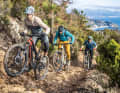 Acht leichte E-Mountainbikes hatten wir zum Test geladen. Wir verraten, welches Light All Mountain am Ende überzeugte.