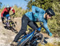Ausgewogenes Handling, top Kurvenverhalten: Das Shuttle LT von Pivot hat uns im Test überzeugt. Mit anderem Charakter, aber keineswegs abgeschlagen, begeistert auch das Bullit von Santa Cruz auf der Trail-Hatz.