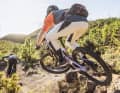Towards the sun! We carried out our photo shoot and part of the test on the iconic Downhill Men in Finale Ligure. This is exactly where the strong downhill riders feel at home. The Santa Cruz Bullit in purple at the front | Photos Max Fuchs