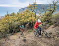 With a steep seat angle, sensitive suspension and a lot of pressure on the front, the Giant takes the fear out of even the nastiest climbs. On the rear-heavy Radon, you'll struggle a lot more despite the great Bosch motor.