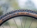 The Maxxis tyres with the thin EXO carcass and the favourable dual compound offer clear tuning potential.