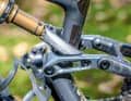 Auf den ersten Blick sieht die Hinterbaufederung aus wie beim Vorgänger. Auf dem Trail macht sich die neue Kinematik aber deutlich bemerkbar. Sensibel, stabil und mit den nötigen Reserven für herbe Einschläge.