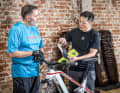 Ergon-Experte Dr. Kim Tofaute sorgte dafür, dass Jürgen möglichst komfortabel und schmerzfrei trainieren konnte. Er hat den Hobby-Biker von Kopf bis Fuß vermessen und sein Bulls-Bike perfekt auf ihn eingestellt.