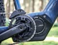 Shimano E7000: Der knapp 2,8 Kilo leichte E7000 überzeugt mit natürlichem Fahrgefühl und guter Dosierbarkeit. Die Leistung ist für den moderaten Geländeeinsatz ausreichend, das mit 60 Nm schwächere Drehmoment zeigt sich vor allem bei niedriger Kadenz.