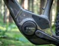 Bosch Active Drive Plus: The unit is mainly installed in trekking and city bikes and pulls the chain quite gently with 50 Newton metres. The power delivery is very smooth, the sound discreet. The power deficit becomes clear on steep climbs.
