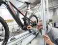 Bei EMTB verlassen wir uns nicht auf Herstellerangaben, sondern vermessen die Rahmengeometrie jedes Testbikes nach einheitlichen Standards mit unserem Laser-Prüfstand im hauseigenen Testlabor.