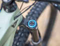 TOP: Strong forks are crucial for downhill safety. The Fox 36 Grip2 in the YT and also the 36 Factory in the Radon with the Fit4 quick adjustment stand out positively here. Fortunately, you won't find entry-level forks with mediocre performance. 