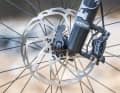 TOP: Auf Bremsscheiben muss man sich verlassen können. Günstige Shimano-Modelle fielen in den letzten Tests mit Problemen bei Hitzeentwicklung und störenden Geräuschen auf. Canyon verbaut dickere Stahlscheiben von Hayes. Ein sinnvolles Update. 