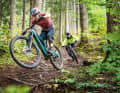 Alle reden über Light E-Bikes. Doch geht das Konzept auch in der Enduro-Klasse auf? Forestal und Transalpes sagen ja und schicken das Siryon und das E1 zum Duell.