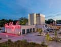 Thanks to Alice Walton, daughter of Walmart founder Sam Walton, art is omnipresent in Bentonville. In public spaces (often close to the trail) as well as in the free museum or the galleries in the former cheese factory The Momentary.