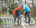 Former World Cup downhiller Stefan Herrmann showed Jürgen the most important riding technique basics. He not only learnt the right balance, cornering and braking technique, but also how to set up his suspension perfectly. We also prepared Jürgen for the many hours in the saddle with special strengthening exercises.