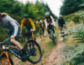 Spaß am Radfahren? Das hat für Endura nichts mit Disziplinen zu tun. Die neue AllTrack Kollektion wirft deshalb das Schubladendenken über den Haufen und bietet Fits, die sich frei miteinander kombinieren lassen.