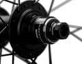 ENVE installs its Innerdrive hubs with solid 42 mm steel ratchets that sit directly above the bearings. This should reduce the load on the axle and ensure a longer service life.