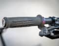 Bicycle grips are often underestimated. Yet they are the most important point of contact with the bike. In our buying guide, we explain what makes a good grip and what to look out for when choosing one.