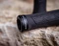 The new thumb recess is designed to ensure a more even distribution of pressure, facilitate different grip positions and improve the operation of gear levers or remote levers.