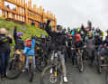 Fabio with the "Glemmriders": Fabio Wibmer has also opened the "12er Learn to Ride Area" at the middle station of the Zwölferkogel. Miniature versions of the bike park trails for practising.